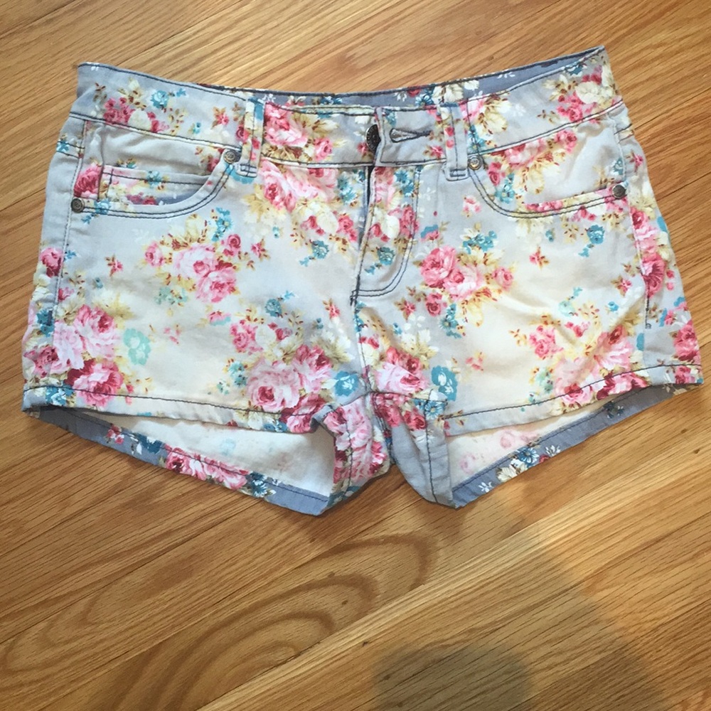 Cute flower jean shorts!!